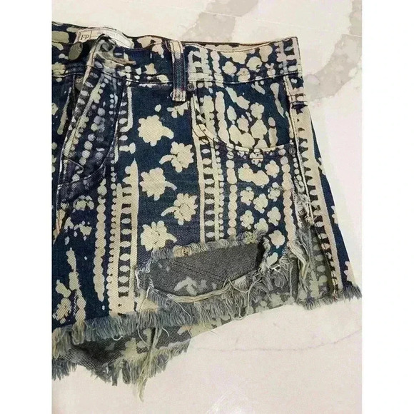 Women's Free People Ends Meet Printed Denim Cutoff Size 26 Mantra Bali Shorts - Picture 3 of 5